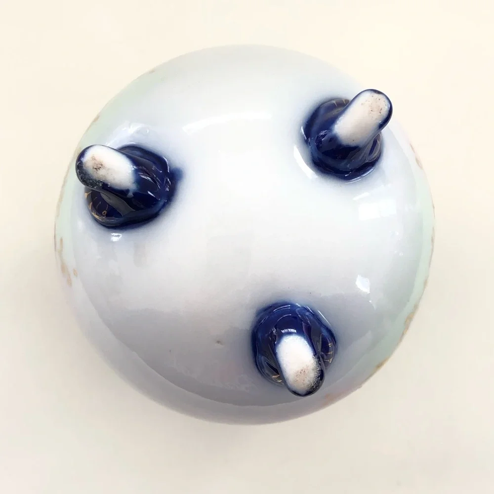Vintage Round Bud Vase Pot 4" Porcelain Unmarked 3 legs Blue White Floral - Picture 8 of 16